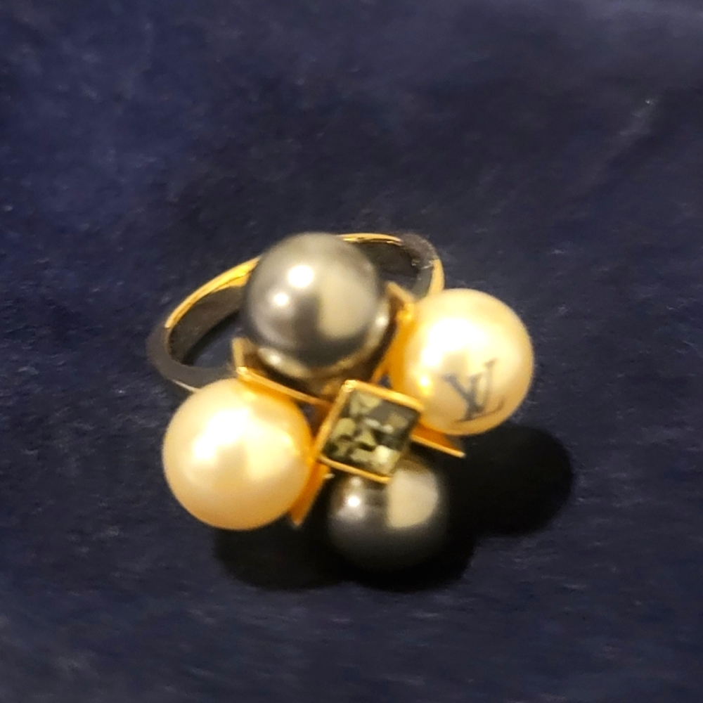 Louis Vuitton pearl ring size 7 100% Authentic